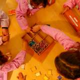 Vediamo quindi Asia, Rebecca e Francesca posizionare dei legnetti in ordine di gradazione di colore...